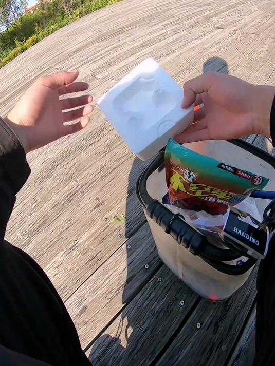 用泡沫板子做的饵路亚鲫鱼，没想到竟然还真上鱼了