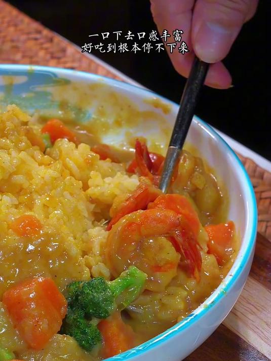 把南瓜放入大米里,出锅竟然是一道餐厅桌桌必点的南瓜咖喱饭