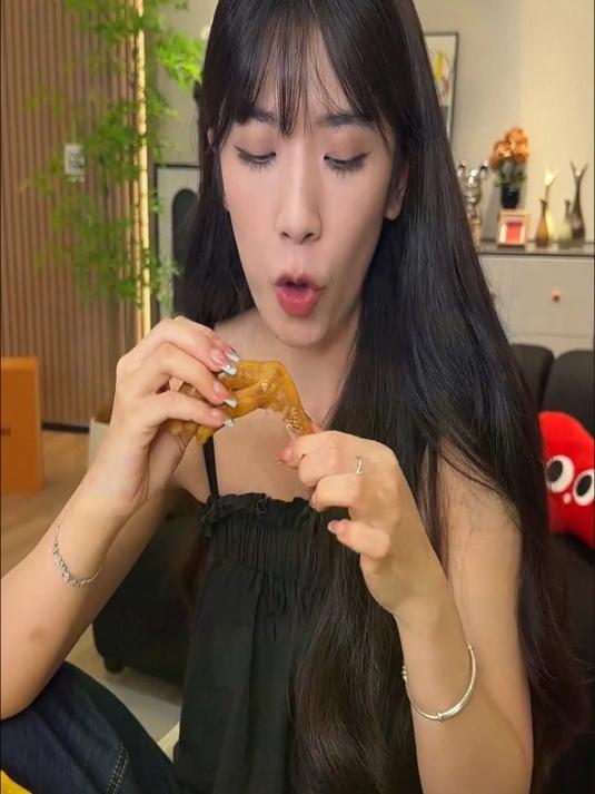 个大肉厚的泡鸭爪,肉质紧实,超级好吃!追剧唠嗑根本停不下来!