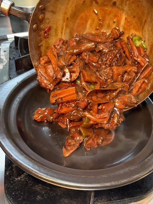 来江汉路记住这个位置好吃的鸳鸯面窝和黑鸭煲香迷糊了