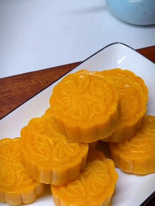 这是最近比较火的南瓜月饼做法,中秋节赶紧安排