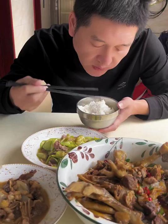 不能分两个盘子装 那我就分三个盘子装 早中晚各一盘