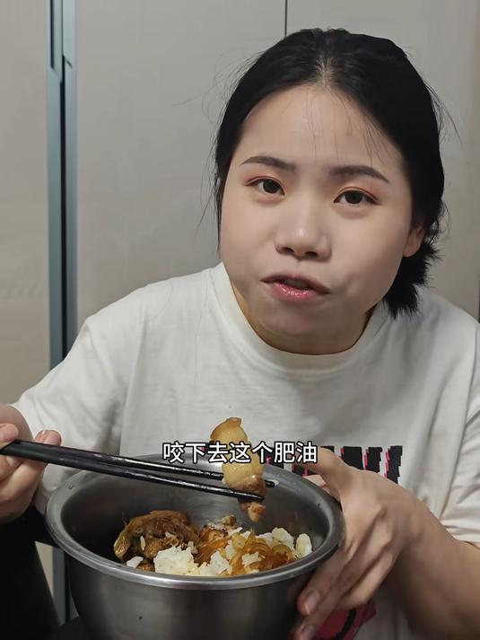 说实话肥肉真的特别好吃东北的猪肉炖粉条也真的做到我的心坎上