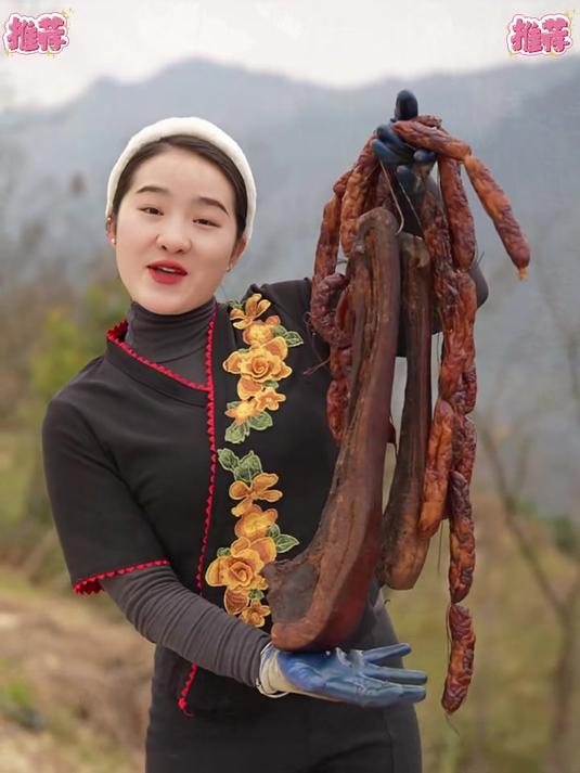 农家柴火烟熏出来的腊肉煮熟后晶莹剔透,喜欢的朋友一定要试一试