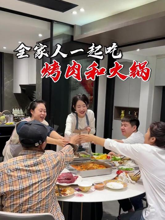 今天跟阿姨一起去逛超市 买了很多好吃的回来做烤肉和部队火锅