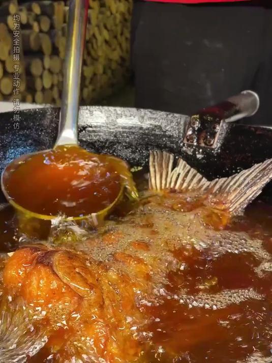 人生大事,吃喝二字,一鱼四吃,鱼鳞炸出来也别有一番风味