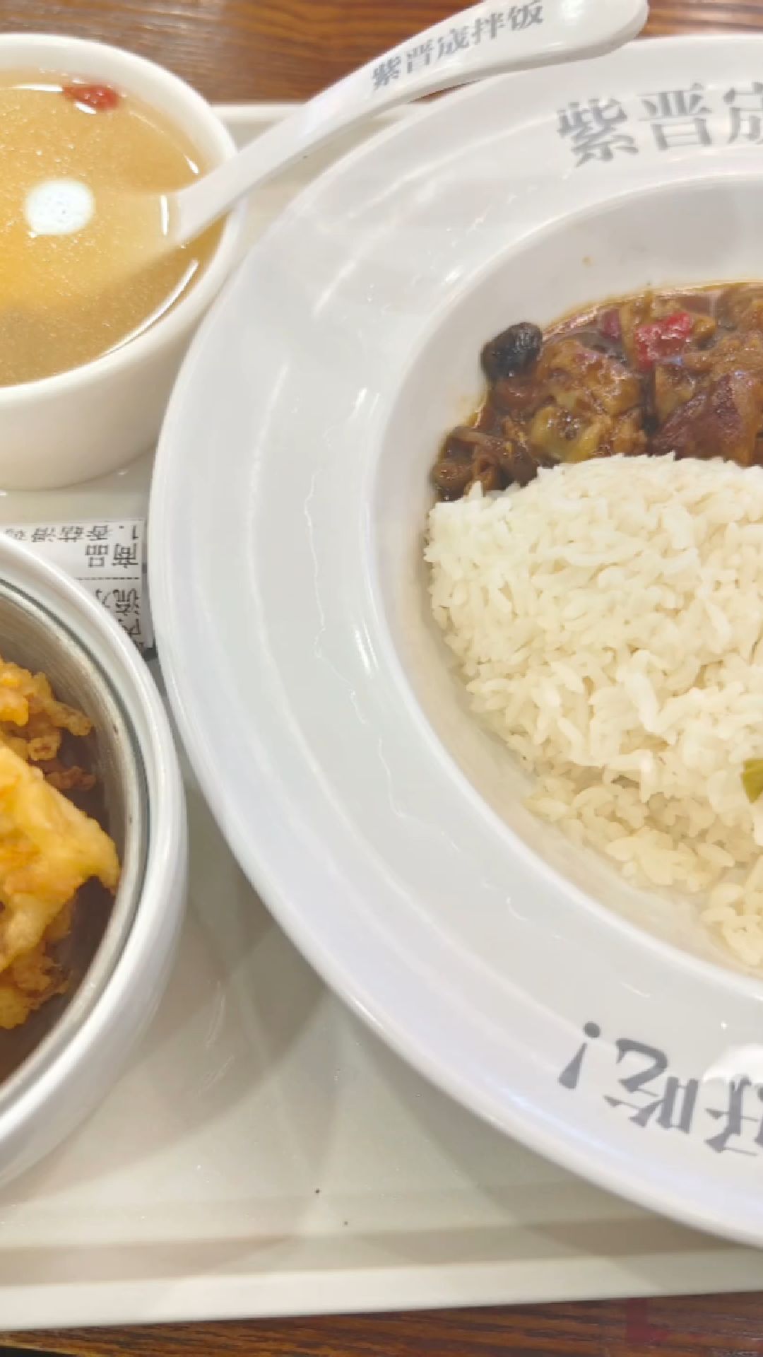 大学食堂里,瓦罐汤鲜嫩香菇滑鸡拌饭套餐,14.5元一份,美味好吃又营养。