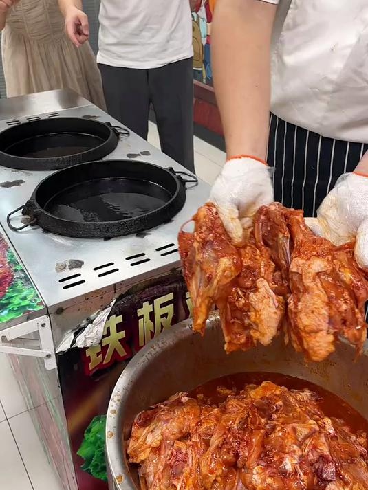 铁板鸡架摆摊赚钱吗?配方操作易学,夜市生意火爆!
