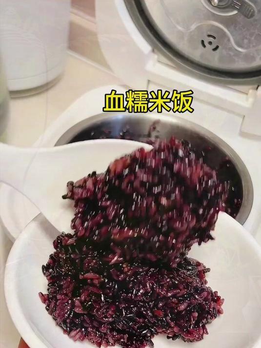 温补黑金米 古法石碾保留麸皮营养,电饭煲一键煮出滋补腊八粥