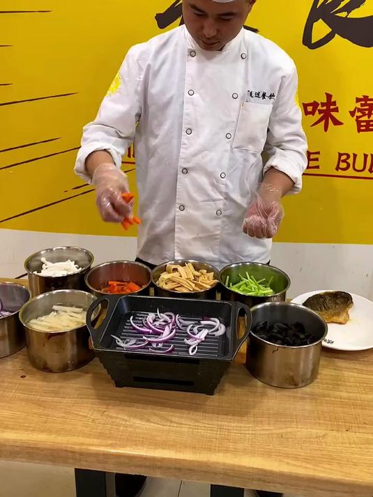 小份烤鱼怎么做才好吃?秘制酱料配方,让食客赞不绝口!