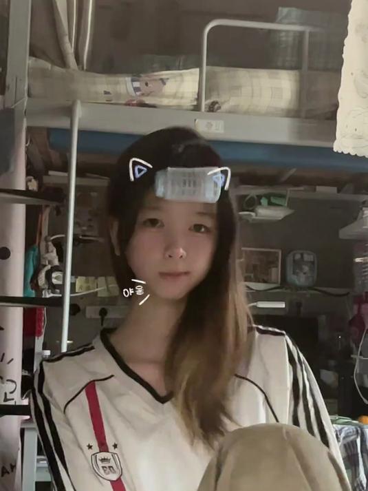 小鱼就这样萌萌的等室友下课