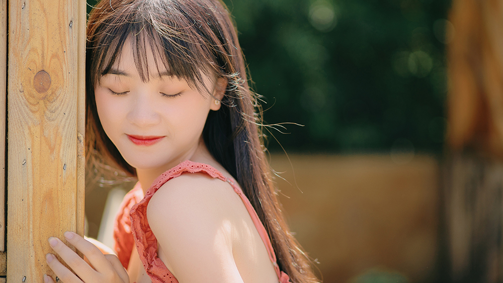 图片[3]-夏日阳光下的女孩-六色网