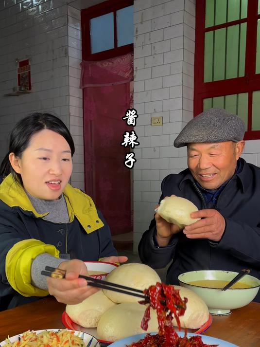 用我们陕西的秦椒做了一大盆酱辣子，再蒸上一锅热气腾腾的馒头