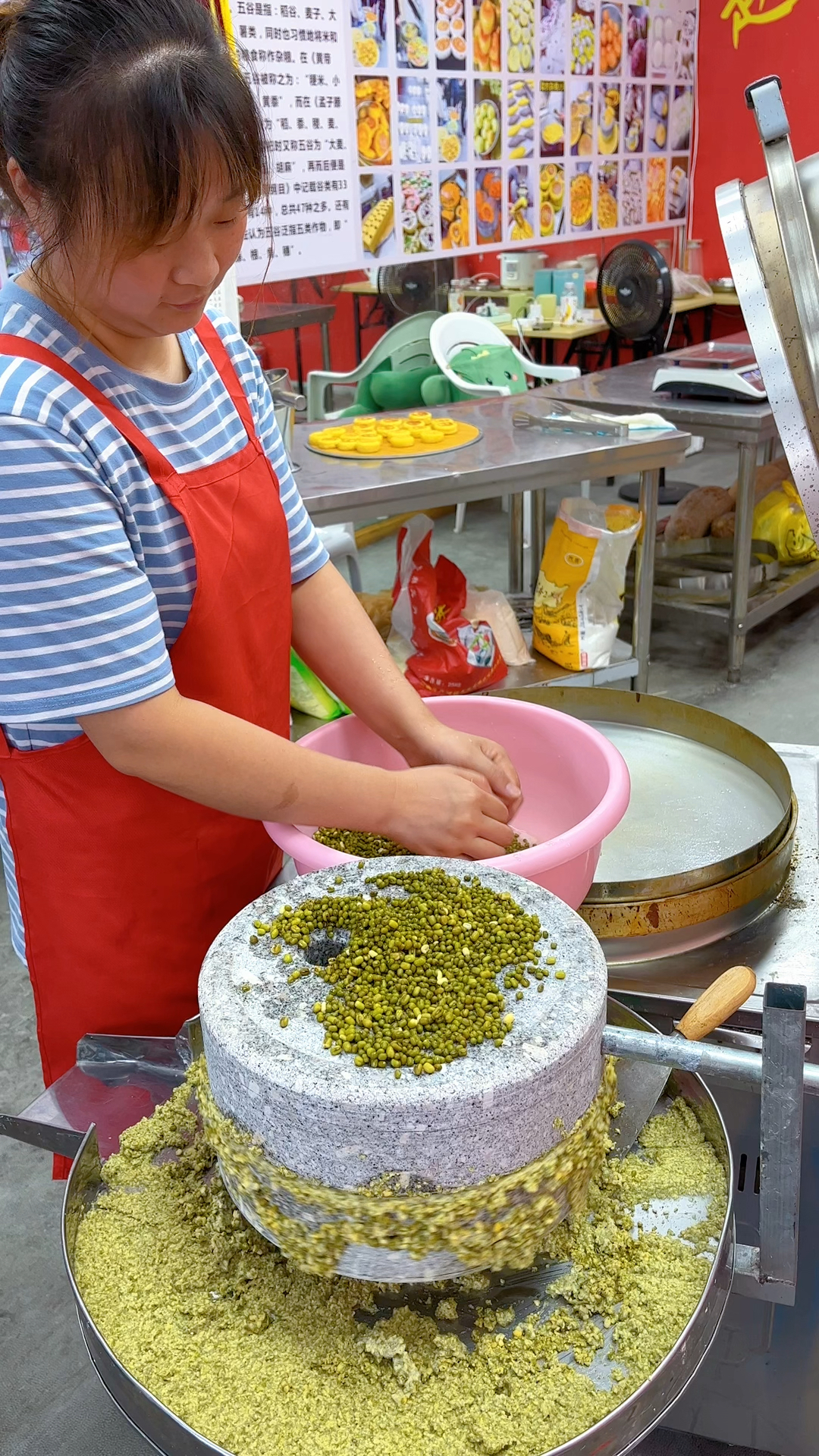 绿豆饼做法:绿豆800克,面粉700克,奶粉90克,牛奶250克,鸡蛋2个,酵母6克,白糖
