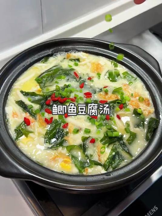 天气凉了来一碗鲫鱼豆腐汤，暖心又暖胃