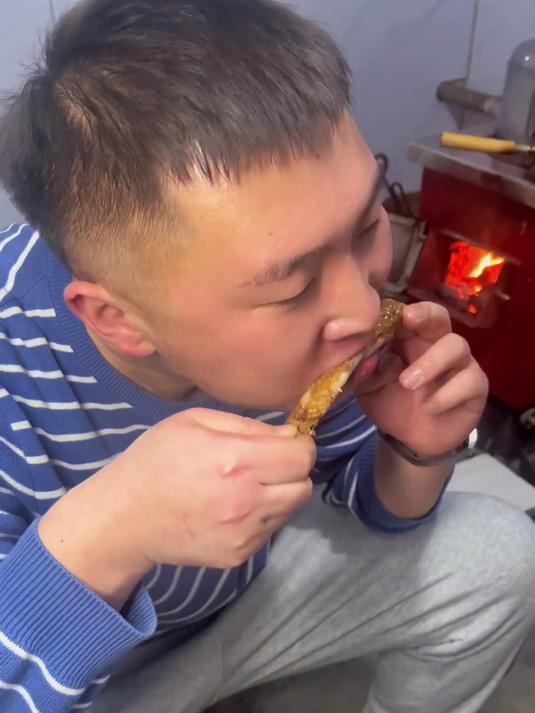 下雪天最适合热乎乎的炖锅大鹅吃,坐下来喝一杯,暖香四溢