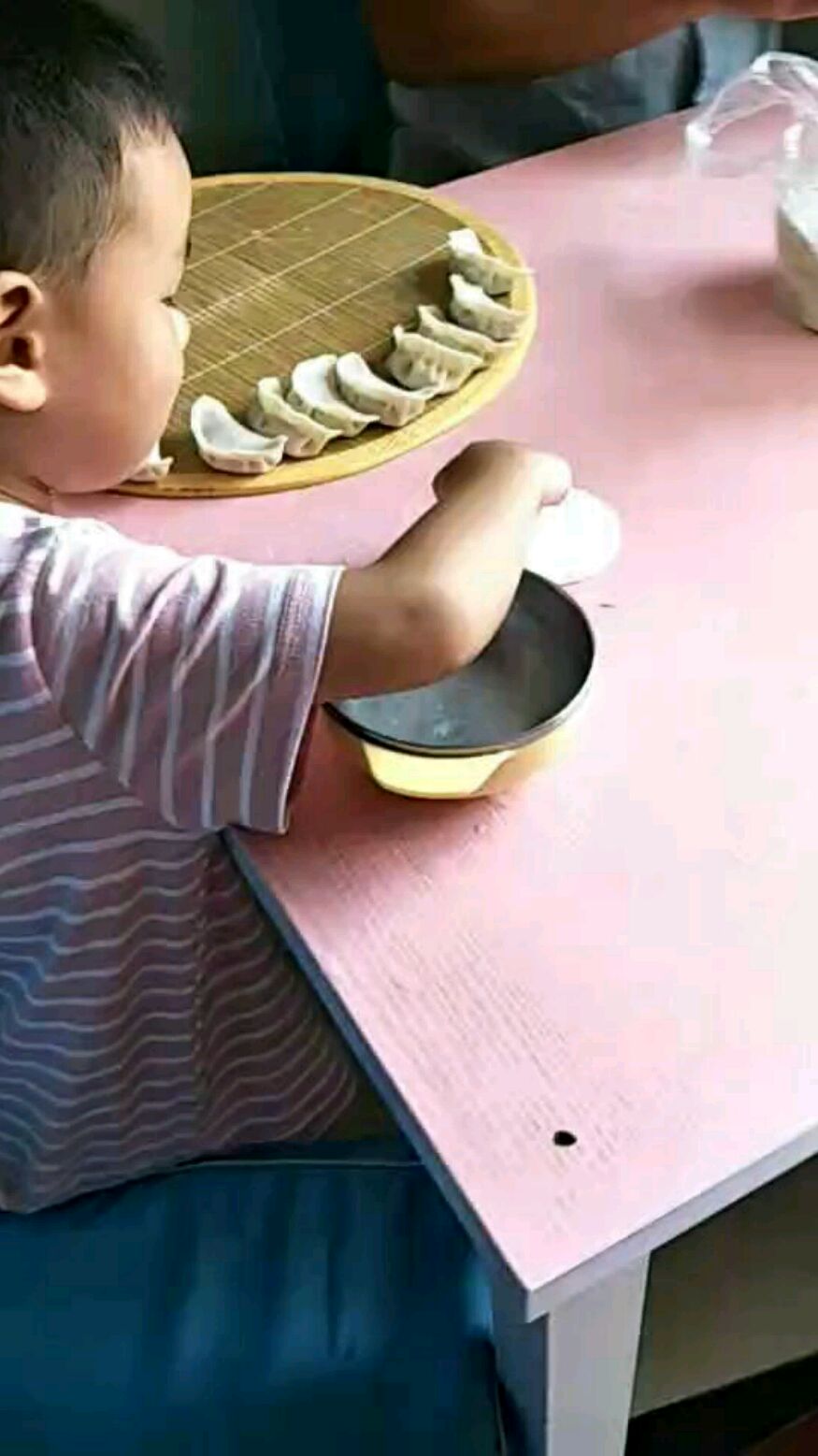 爸爸包饺子,小帮手在帮忙