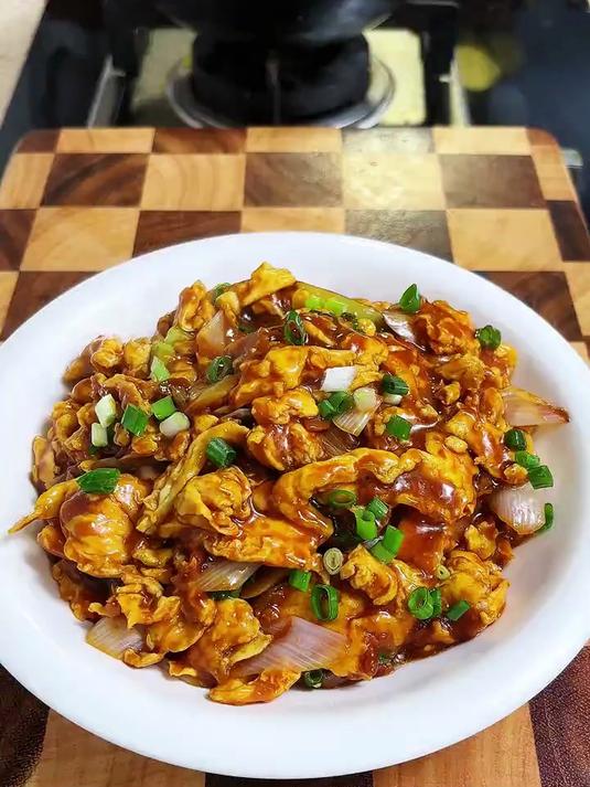 只要两个鸡蛋半根大葱5分钟就能做出和饭店一样好吃酱炒鸡蛋