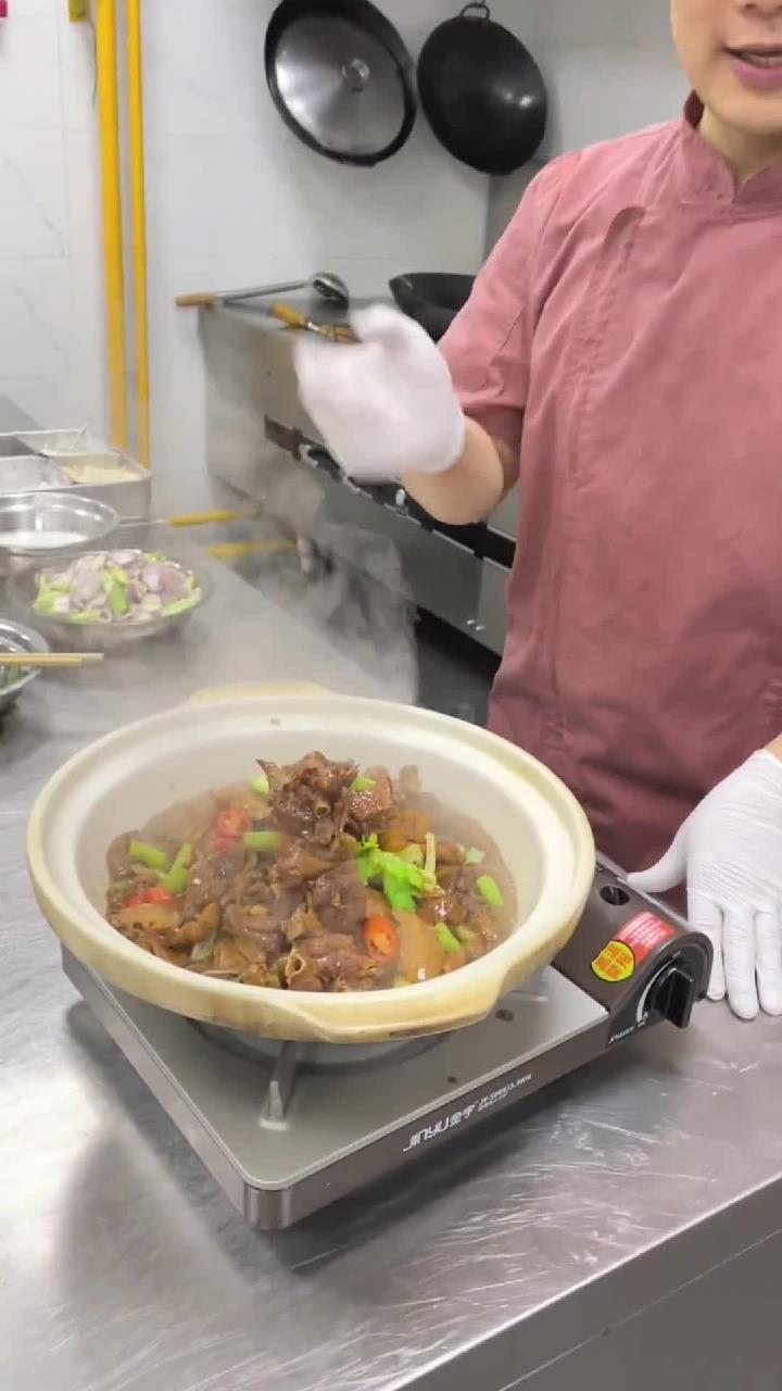 笋干焖番鸭、番鸭也叫洋鸭,肉质鲜美