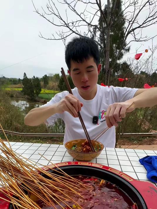 农村牛肉串串香！火锅灵魂吃法，撸串停不下来