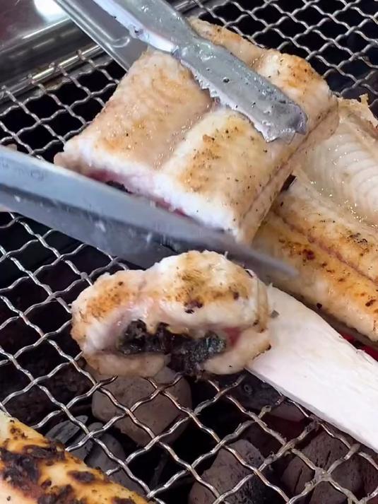 原味的韩式烤鳗鱼肉质肥厚入口惊艳。