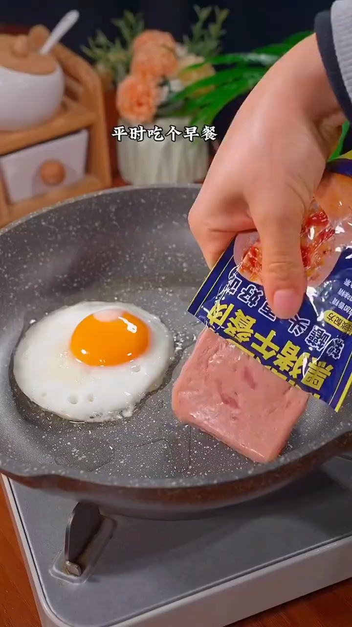 这个独立包装的黑猪肉午餐肉好吃又方便,一次一袋,好储存