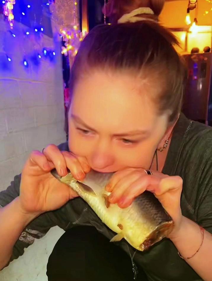 俄罗斯人是有多爱吃腌鱼啊,拿起1条腌鱼直接1口气吃完,真香啊
