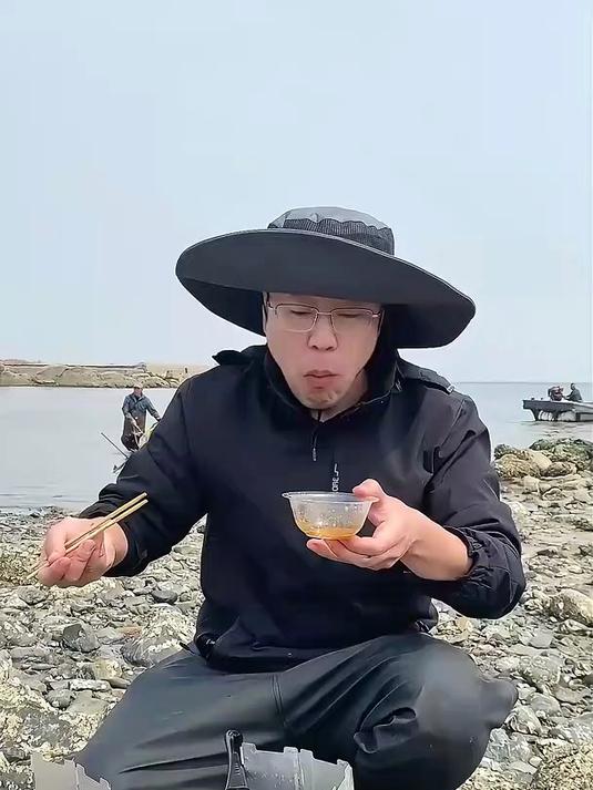 大海里的蔬菜,礁石上到处都是裙带菜,涮火锅太好吃了 赶海