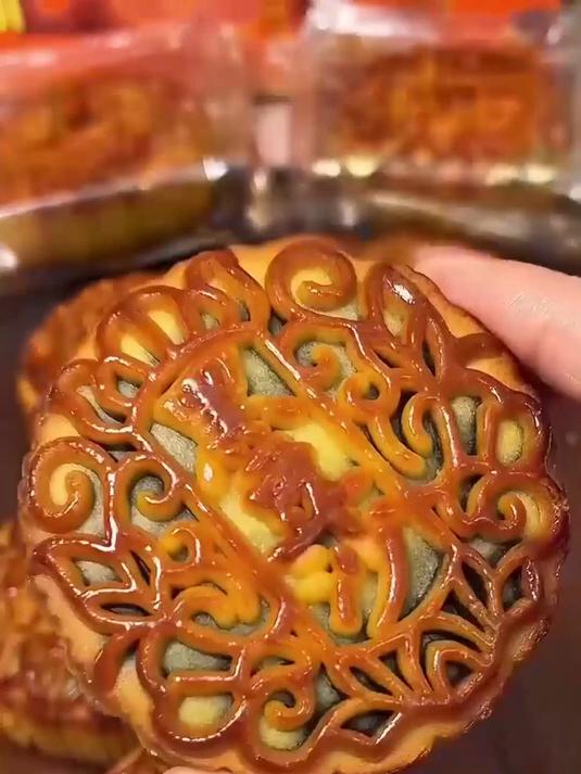 黑豆沙月饼,内馅细腻,甜度刚好不腻口