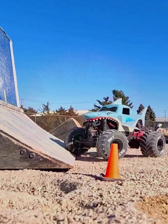 模型大脚车,小鲨鱼minilost