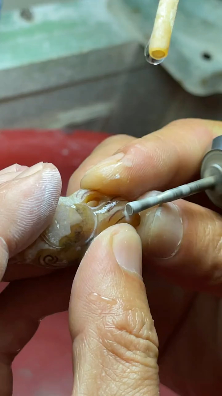 玉雕细节:磨一条小鱼
