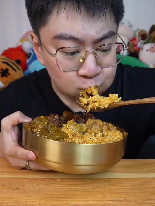 蟹黄蟹膏萝卜炖牛腩辣炒蛏子肉汤粉条拌饭加橙子芝士蛋糕