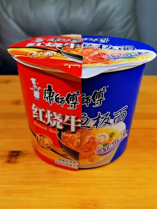红烧牛肉加上鲜虾鱼板面 泡面 红烧牛肉面 鲜虾鱼板面