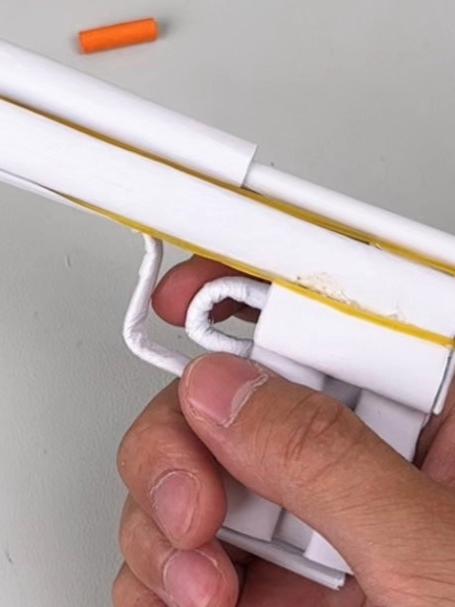 教你折一把可以发射的玩具手枪,折法简单,非常炫酷