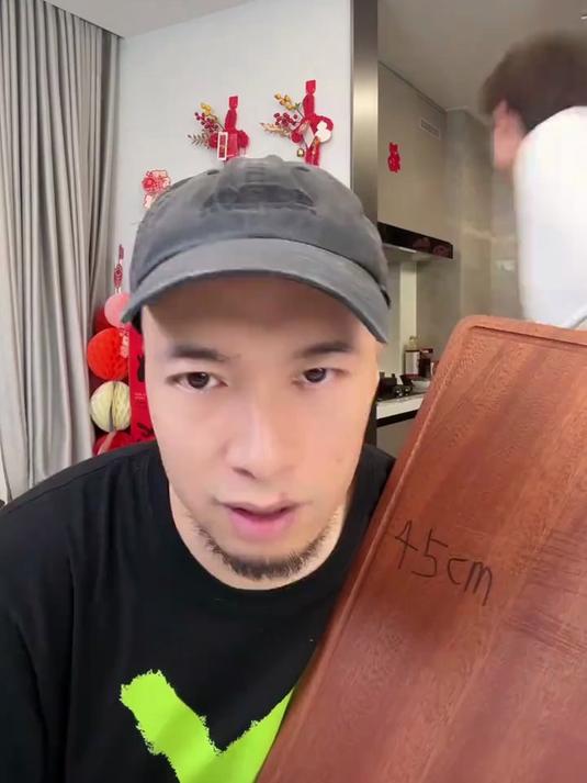 家用菜板掉屑正常吗,到底能不能使用?看看辛吉飞怎么说的吧