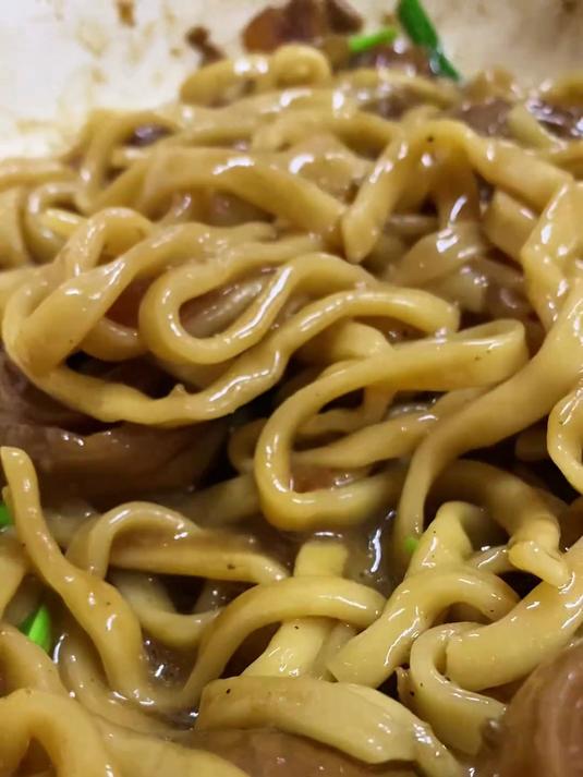 一碗红烧肥肠拌面吃得饱饱的,太香了谁懂这一口的好吃程度
