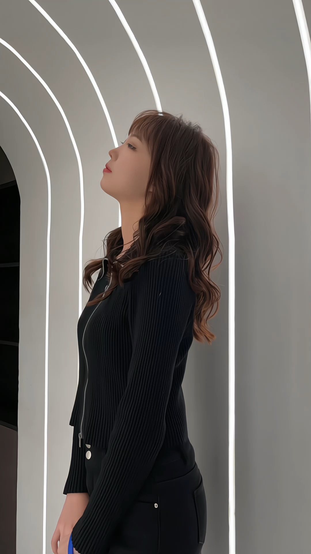 一米八的她这样的氛围感发型好看吗?不好就剪短! #美出高级感 #我要留长发烫大波浪