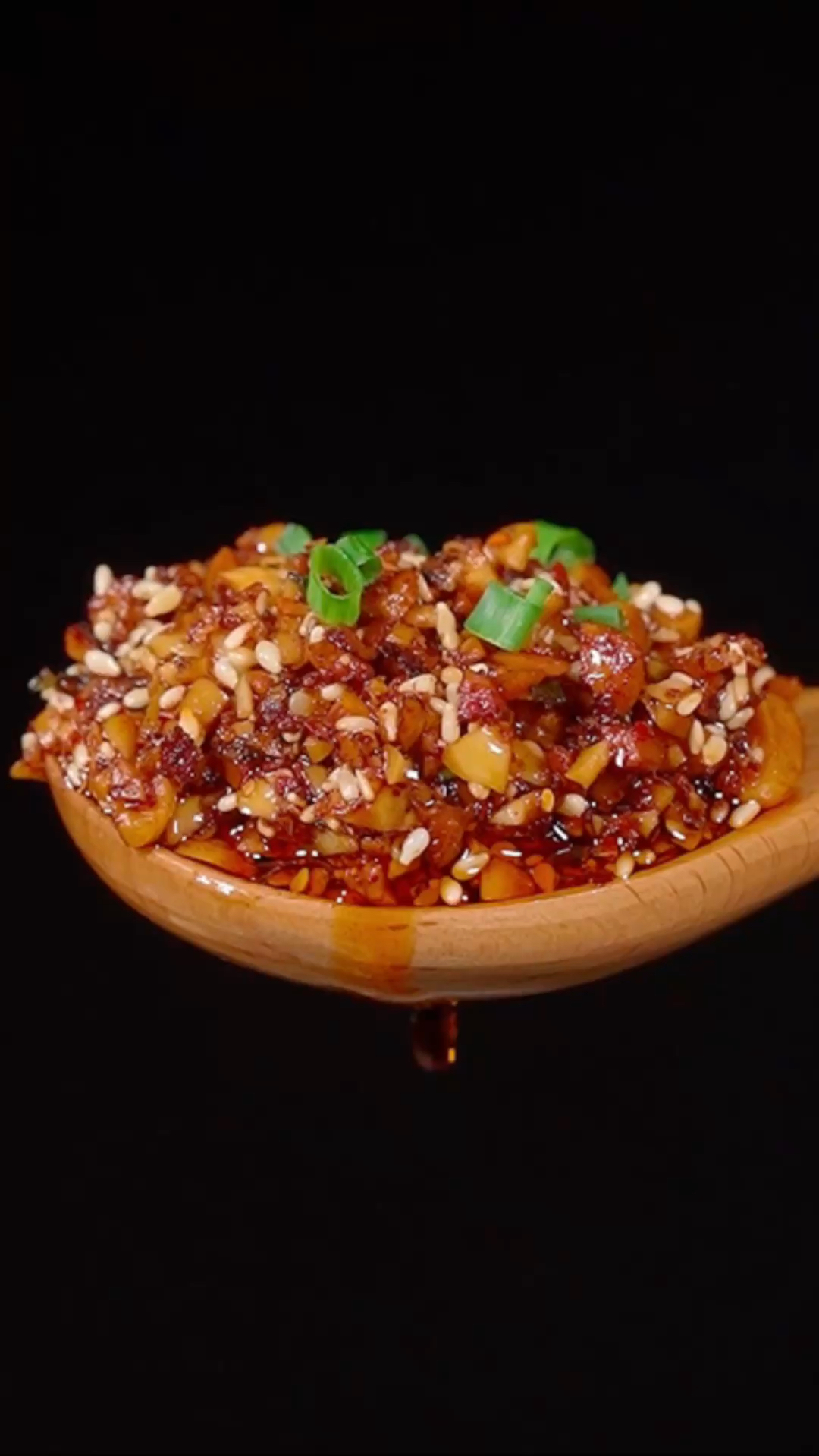 很多人做的花生辣椒酱不是发苦就是保存的时间太短,那是因为你一开始就做错了