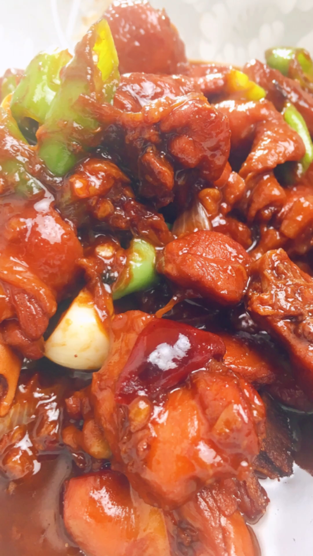 家常炒鸡——带骨鸡腿肉,不焯水,直接生炒,然后加水炖,鸡肉软嫩,好吃下饭。