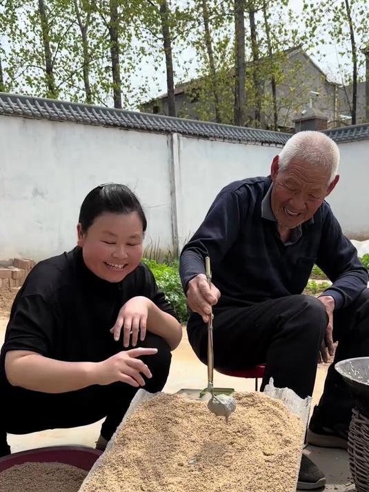 一两灰二两碱,再用锯末卷一卷,传统老方法制作的变蛋就是好吃!