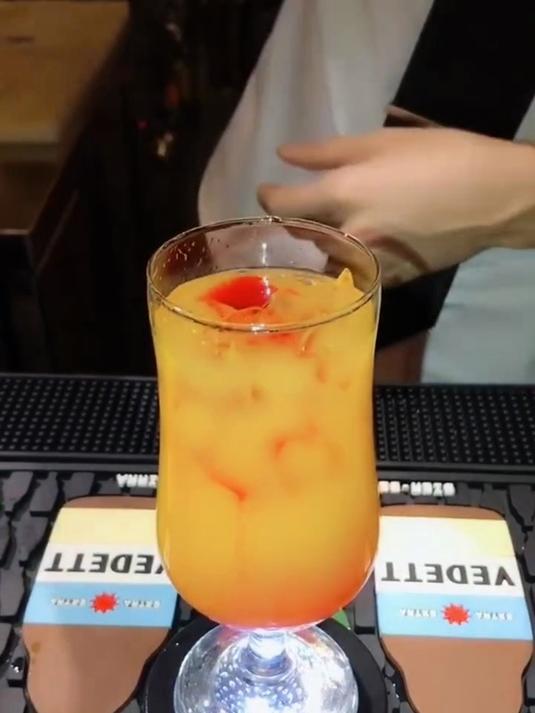 龙舌兰日出 经典的果汁类鸡尾酒 红黄渐变的颜色 如同日出般多彩