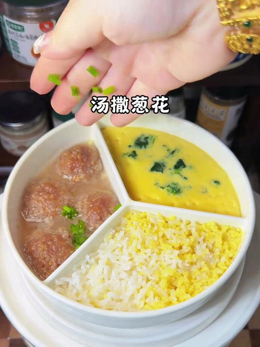 三分格的陶瓷蒸盘，用来做早餐，装轻食水果，干果零食都好用