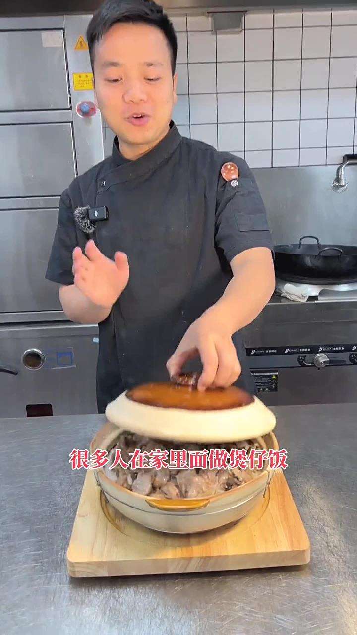 排骨煲仔饭,锅巴酥脆,分享给你最喜欢的人吃