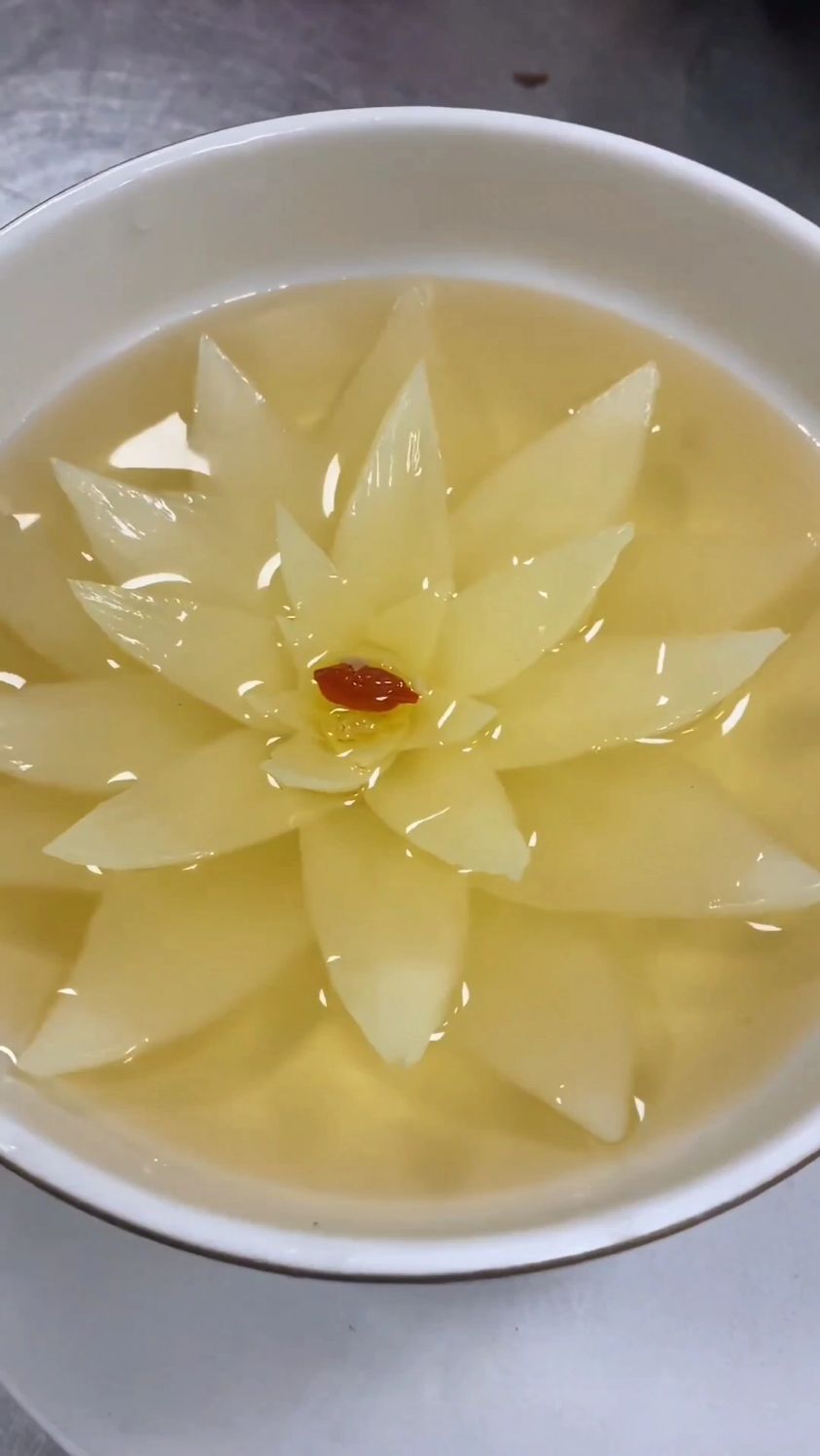 正宗开水白菜,川菜不辣的菜品,国宴菜代表菜之一!名字虽朴实无华,但绽放足以惊艳。