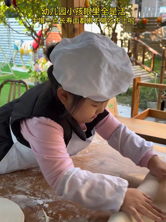 幼儿园小孩眼里全是活，慢一点面条都擀不够了，重阳节给爷爷奶奶擀面条、蒸发糕、馒头#农村生活