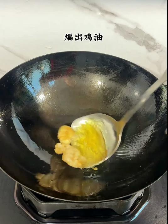 只要简单两步，不需要多余的调料，这样炖出来的鸡汤原汁原味，鲜嫩不柴，汤汁浓郁，特别好喝！鸡