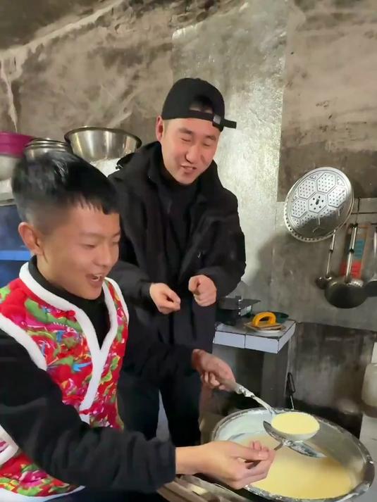 东北大煎饼,想烙好不简单啊,一世英名啊,毁在玉米上。