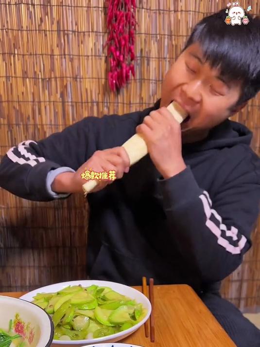 我们山东人顿顿都吃煎饼，不用加热，卷上热菜就能吃，简直太香了