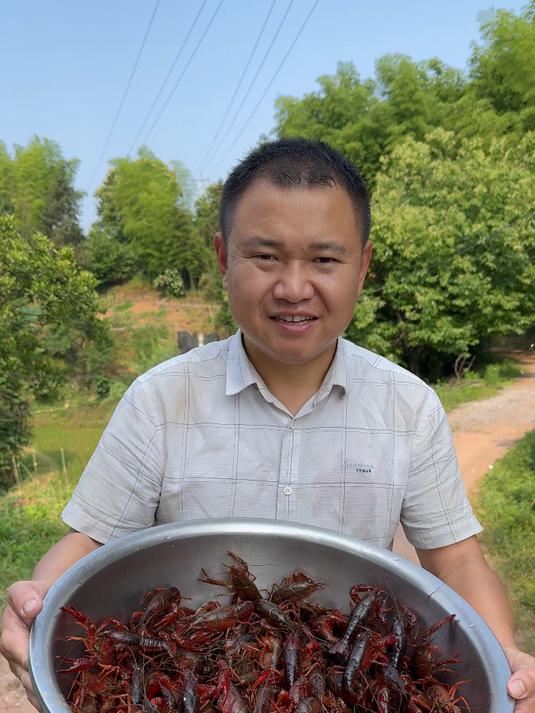 广西大舅哥来玩,农村四哥高兴地忙前忙后,10斤小龙虾,吃嗨了