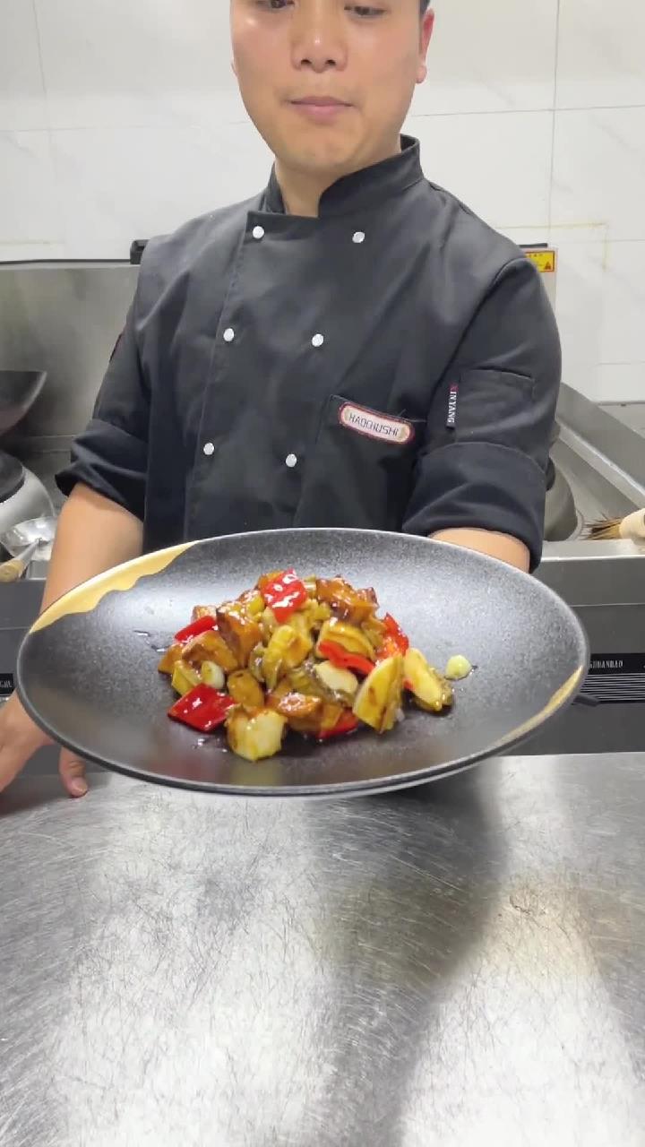 家常菜(四)杏鲍菇炒鲜鲍鱼,这个视频主要呈现鲍鱼粗加工